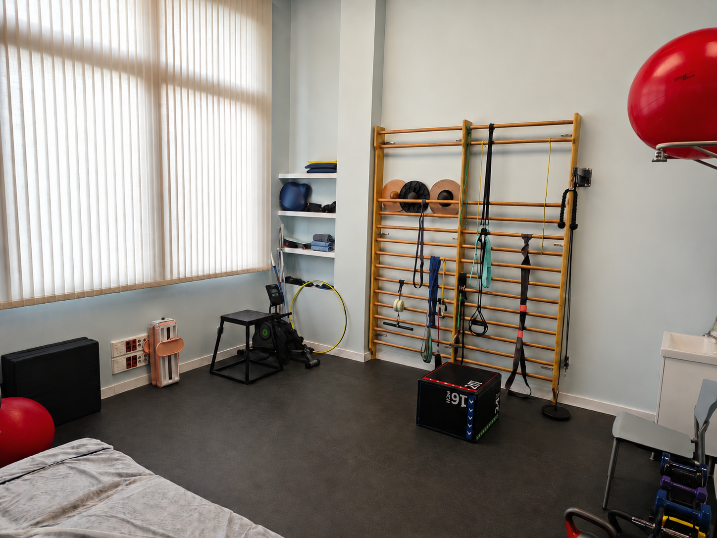 Sala de ejercicio terapéutico y readaptación funcional en Fisioterapia Vitalitas
