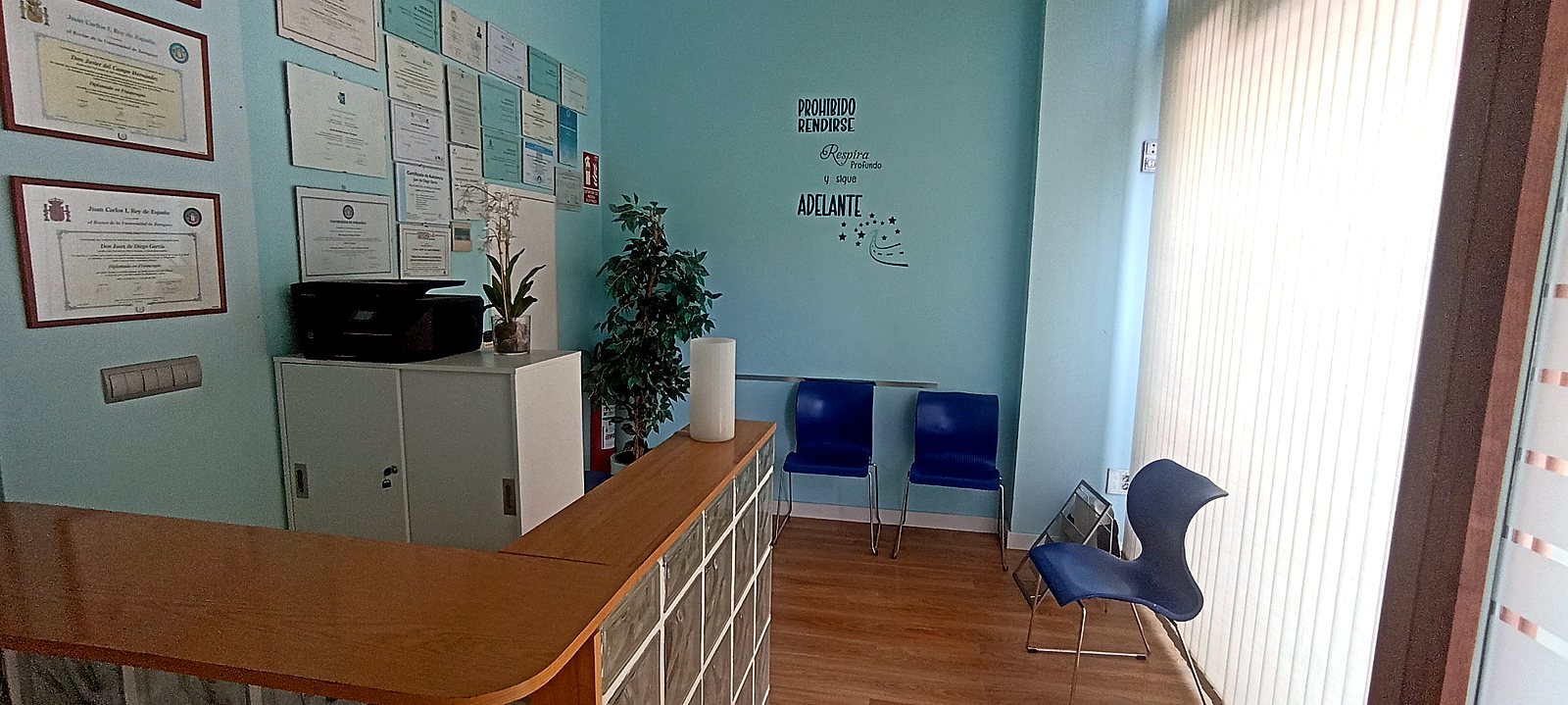 Recepción y sala de espera de Fisioterapia Vitalitas en Zaragoza